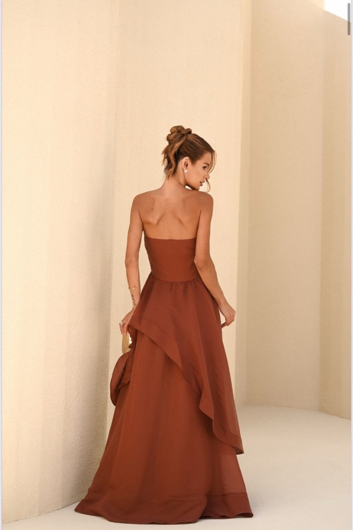 VESTIDO SOFISTIC LONGO T.Q.C. ASSIMÉTRICO ORGANZA - MARROM