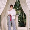 CALÇA JAMILE LISTRADA LAÇO CARGO ATELIER - AZUL MARINHO