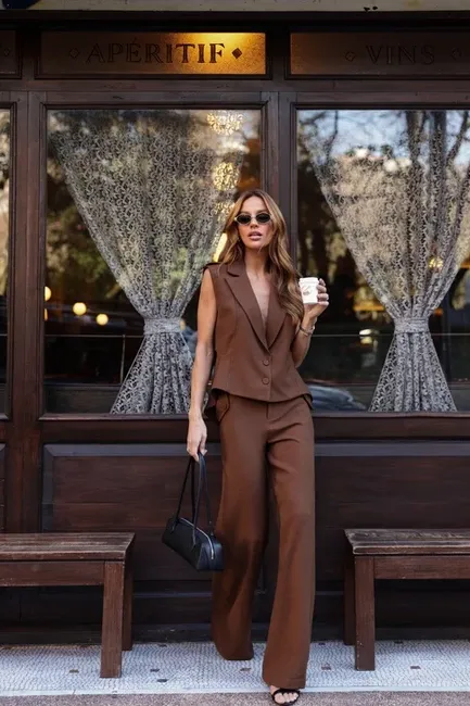 CONJUNTO VERSALHES COLETE E CALÇA ALFAITARIA - CAPUCCINO