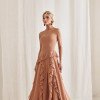 VESTIDO AUSTRÁLIA LONGO BABADOS T.Q.C - AMÊNDOA