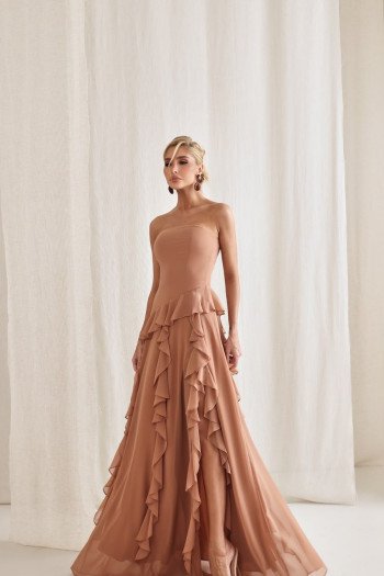 VESTIDO AUSTRÁLIA LONGO BABADOS T.Q.C - AMÊNDOA