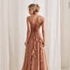 VESTIDO AUSTRÁLIA LONGO BABADOS T.Q.C - AMÊNDOA