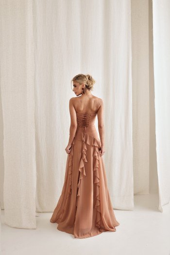 VESTIDO AUSTRÁLIA LONGO BABADOS T.Q.C - AMÊNDOA
