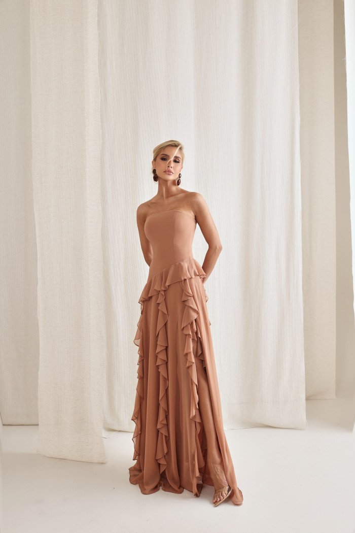 VESTIDO AUSTRÁLIA LONGO BABADOS T.Q.C - AMÊNDOA