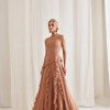 VESTIDO AUSTRÁLIA LONGO BABADOS T.Q.C - AMÊNDOA