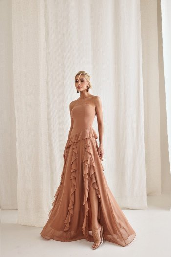 VESTIDO AUSTRÁLIA LONGO BABADOS T.Q.C - AMÊNDOA