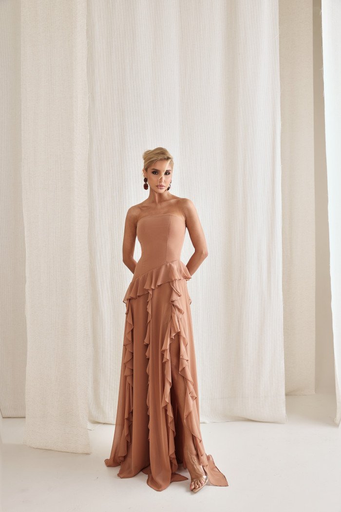 VESTIDO AUSTRÁLIA LONGO BABADOS T.Q.C - AMÊNDOA