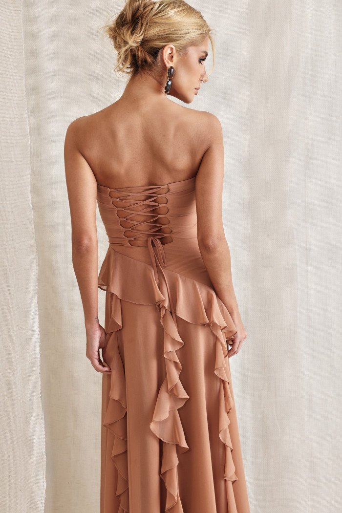 VESTIDO AUSTRÁLIA LONGO BABADOS T.Q.C - AMÊNDOA