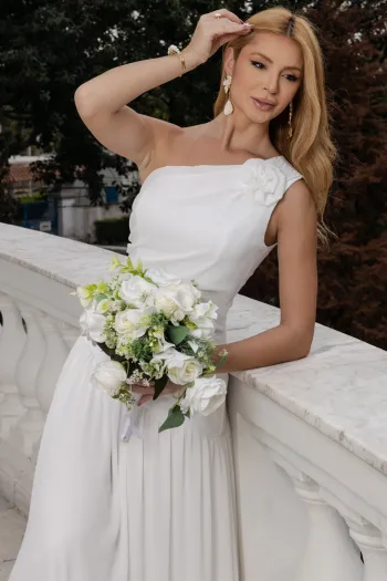VESTIDO LONGO ROMANA UM OMBRO COM FLOR - OFF WHITE