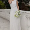 VESTIDO LONGO ROMANA UM OMBRO COM FLOR - OFF WHITE