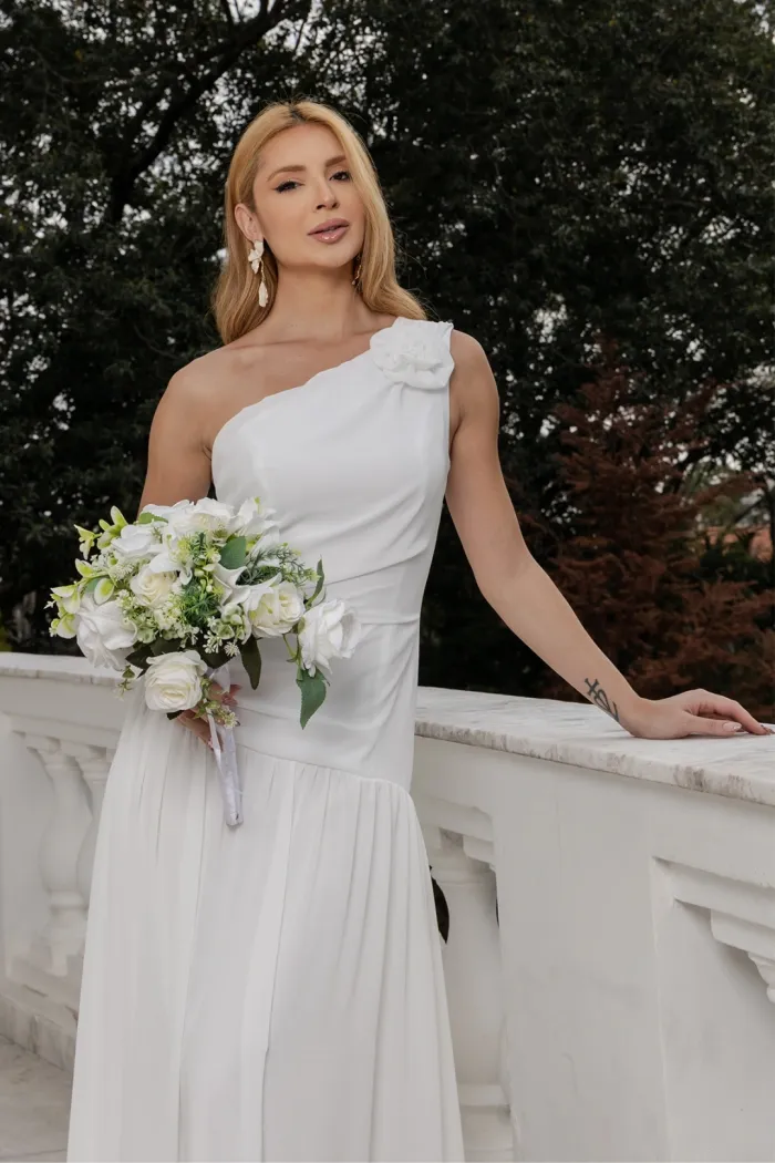 VESTIDO LONGO ROMANA UM OMBRO COM FLOR - OFF WHITE