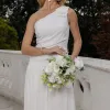 VESTIDO LONGO ROMANA UM OMBRO COM FLOR - OFF WHITE