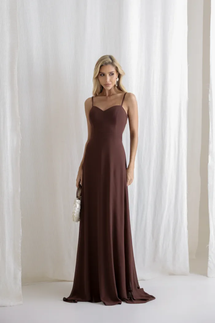 VESTIDO ANTONIETA LONGO CHIFFON CAPA BABADOS - MARROM