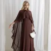 VESTIDO ANTONIETA LONGO CHIFFON CAPA BABADOS - MARROM