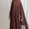 VESTIDO ANTONIETA LONGO CHIFFON CAPA BABADOS - MARROM