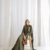 VESTIDO ANTONIETA LONGO CHIFFON CAPA BABADOS - VERDE OLIVA