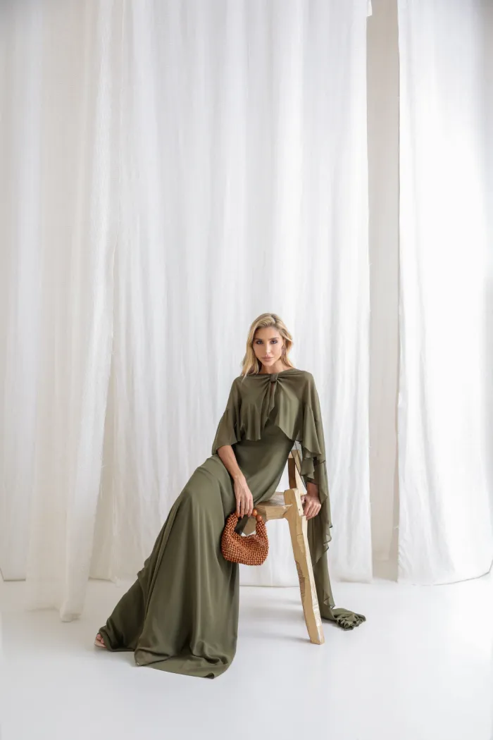 VESTIDO ANTONIETA LONGO CHIFFON CAPA BABADOS - VERDE OLIVA