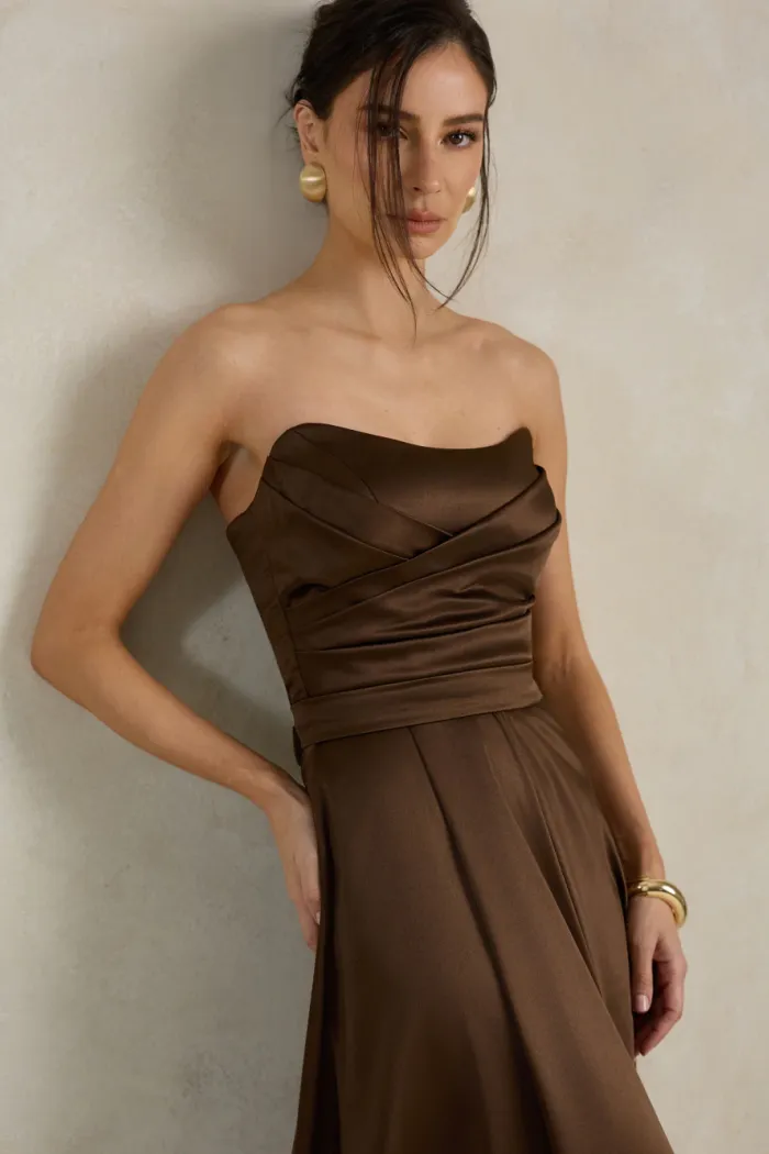 VESTIDO DE FESTA BRENDA T.Q.C LONGO FENDA - MARROM