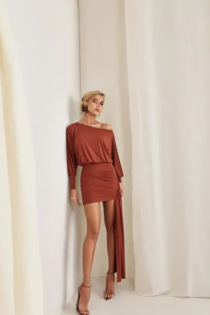 VESTIDO TAILÂNDIA CURTO COM CALDA - TERRACOTA