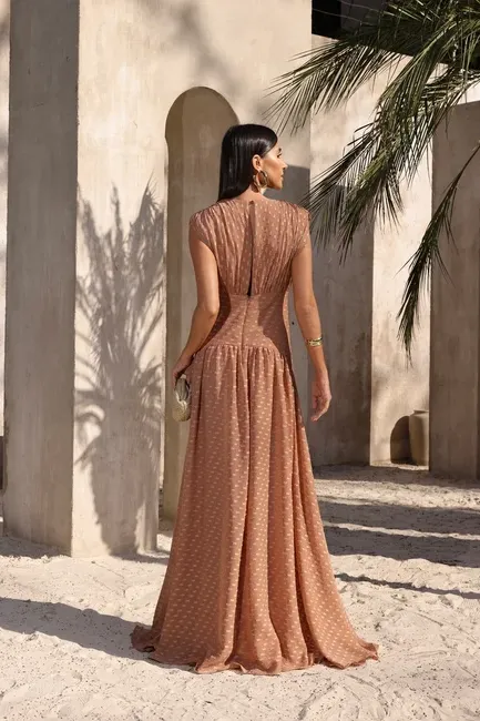VESTIDO MÔNICA LONGO TEXTURIZADO - AMÊNDOA