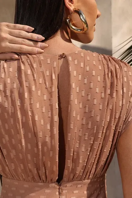 VESTIDO MÔNICA LONGO TEXTURIZADO - AMÊNDOA