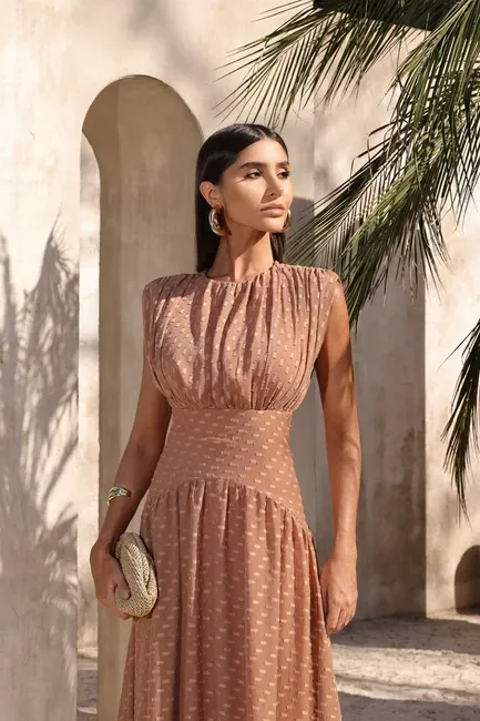 VESTIDO MÔNICA LONGO TEXTURIZADO - AMÊNDOA