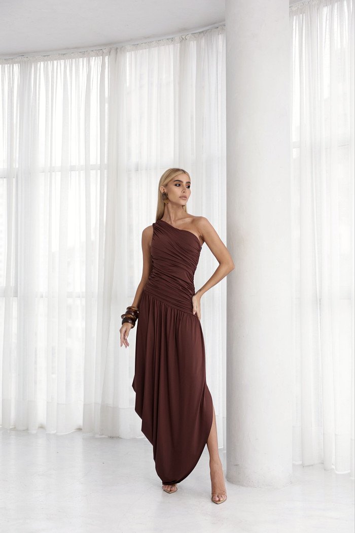 VESTIDO LONGO ASSIMÉTRICO BRUNA - MARROM