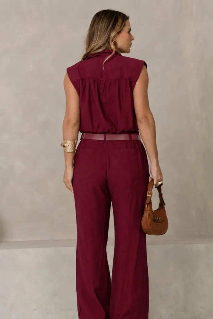 CONJUNTO VERI CALÇA E BLUSA CROPPED COM CINTO - VINHO