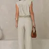 CONJUNTO VERI CALÇA E BLUSA CROPPED COM CINTO - BEGE