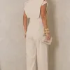 MACACÃO DUBAI PANTALONA DETALHES MARTINGALE - BEGE