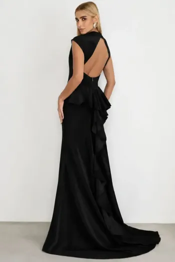 VESTIDO HELENA LONGO COM CAUDA E BABADOS COSTAS ABERTA - PRETO