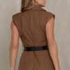 MACACÃO PANTALONA LAPELA COM CINTO COURINO - CARAMELO