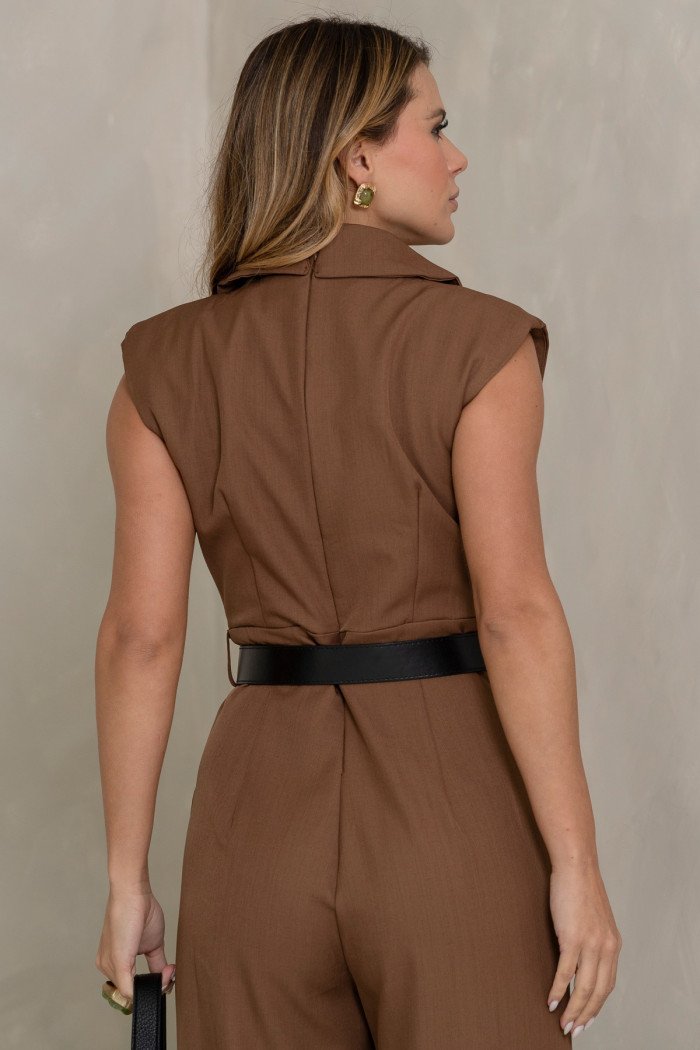 MACACÃO PANTALONA LAPELA COM CINTO COURINO - CARAMELO