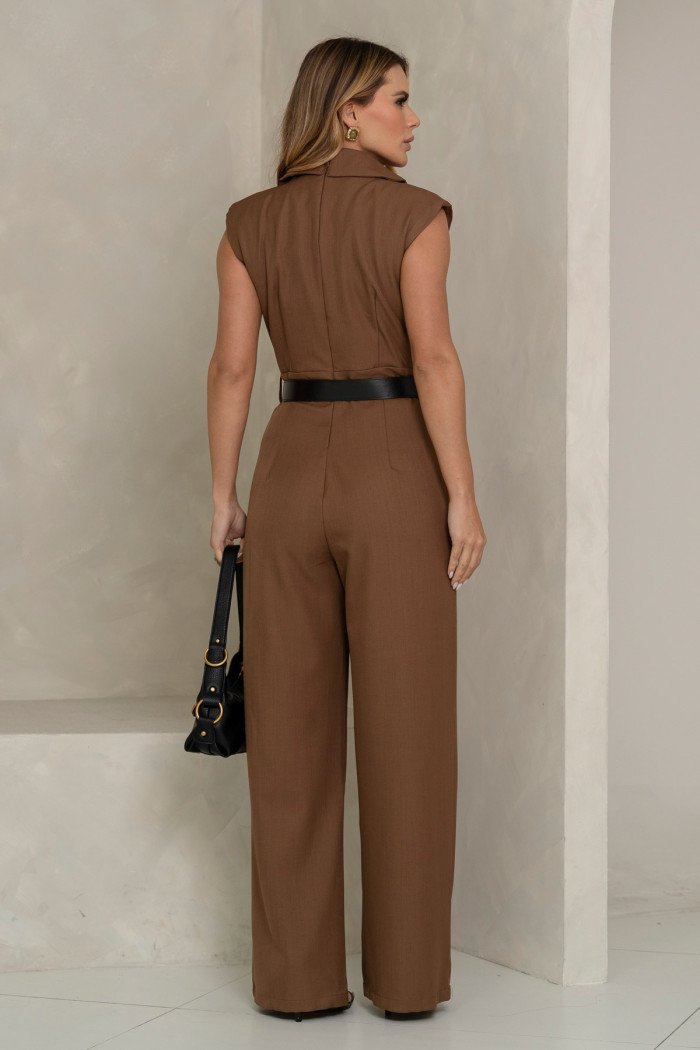 MACACÃO PANTALONA LAPELA COM CINTO COURINO - CARAMELO