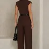 MACACÃO PANTALONA LAPELA COM CINTO COURINO - MARROM