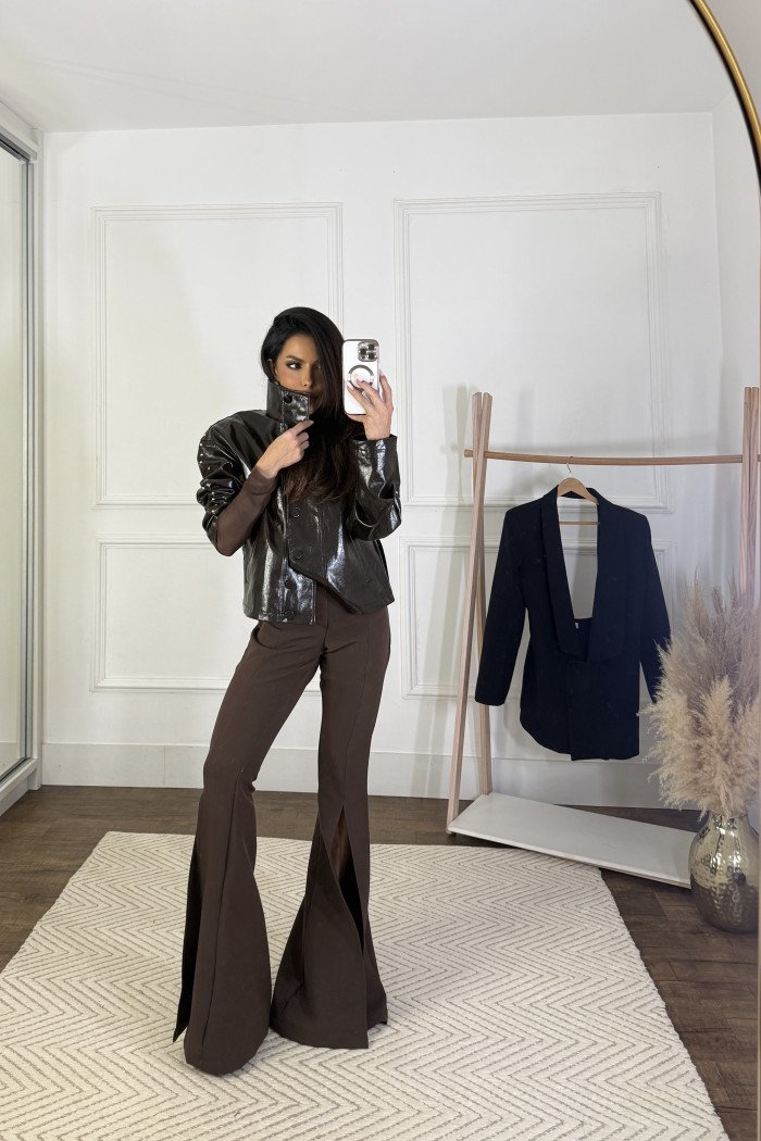 CALÇA PANTALONA TAINÁ FLARE FENDA FRONTAL - MARROM