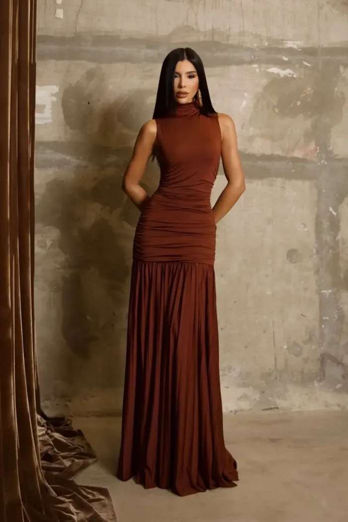 VESTIDO KATIA GOLA ALTA LONGO DRAPEADO - CHOCOLATE