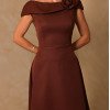 VESTIDO HILDA MIDI DETALHE FLOR - MARROM