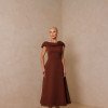 VESTIDO HILDA MIDI DETALHE FLOR - MARROM