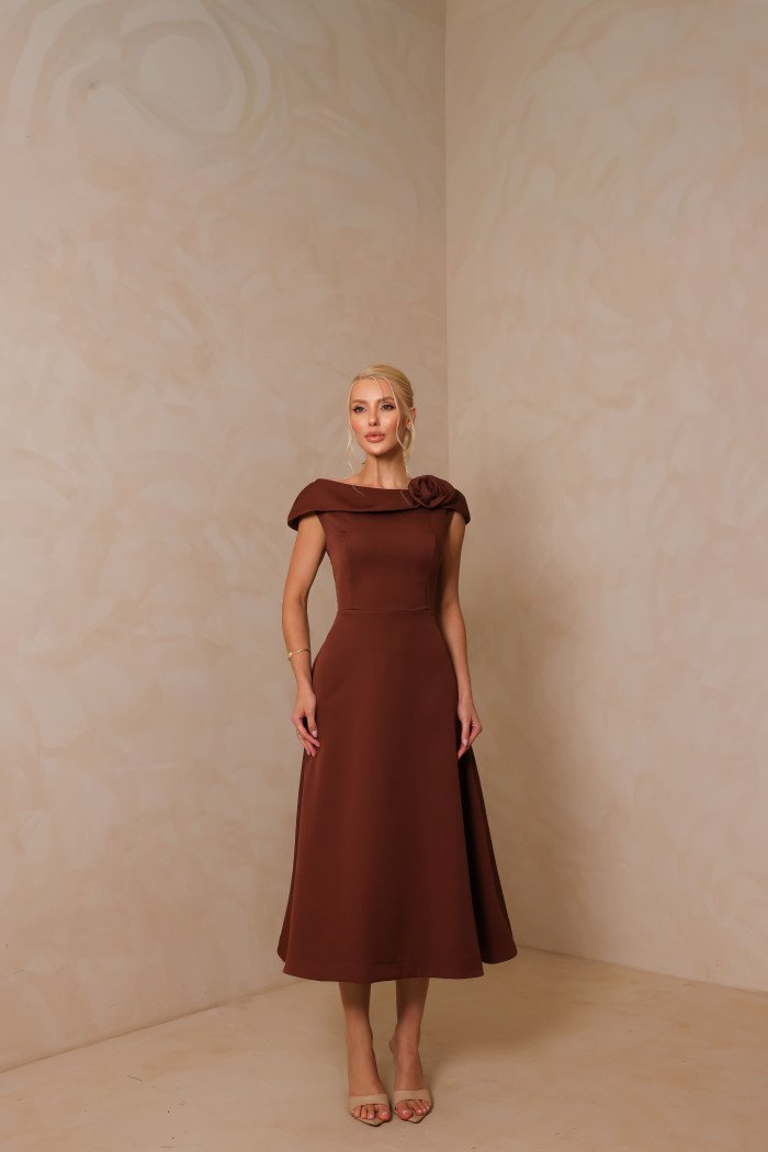 VESTIDO HILDA MIDI DETALHE FLOR - MARROM