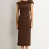 VESTIDO LEILA TUBINHO COM DETALHE FLOR - MARROM