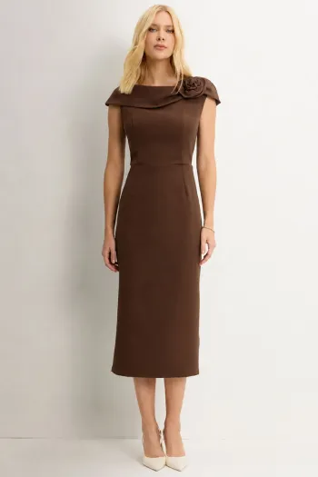 VESTIDO LEILA TUBINHO COM DETALHE FLOR - MARROM