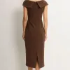 VESTIDO LEILA TUBINHO COM DETALHE FLOR - MARROM