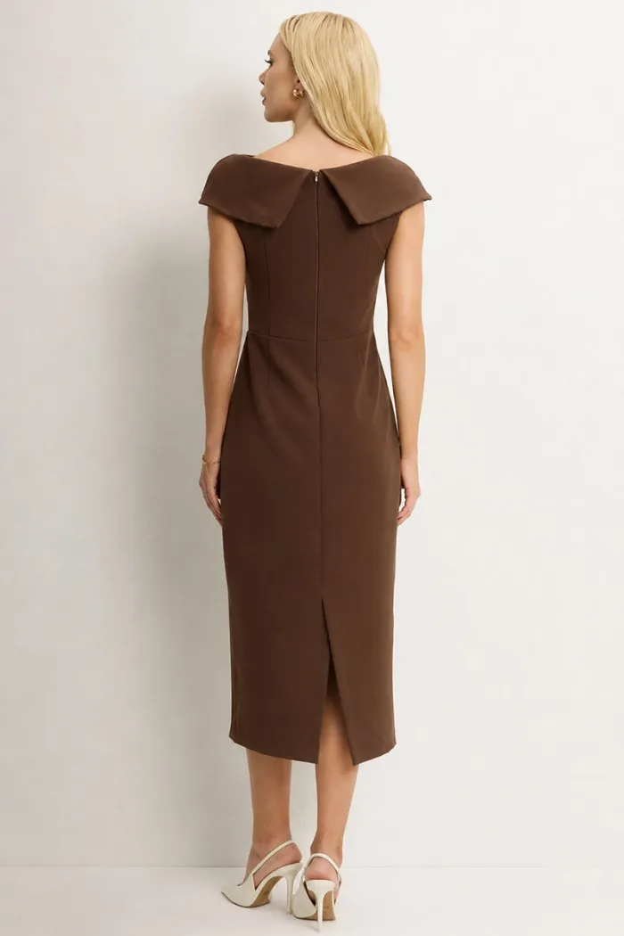 VESTIDO LEILA TUBINHO COM DETALHE FLOR - MARROM