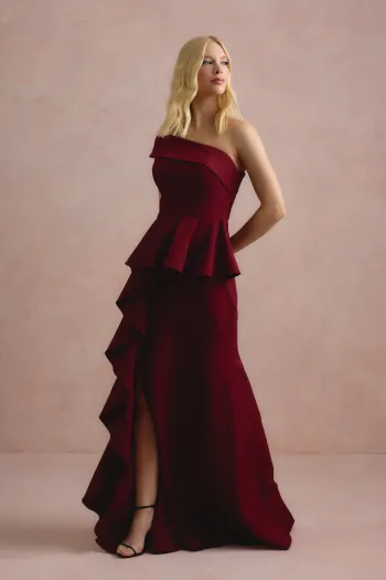 VESTIDO DE FESTA LORENA BABADOS UM OMBRO - MARSALA