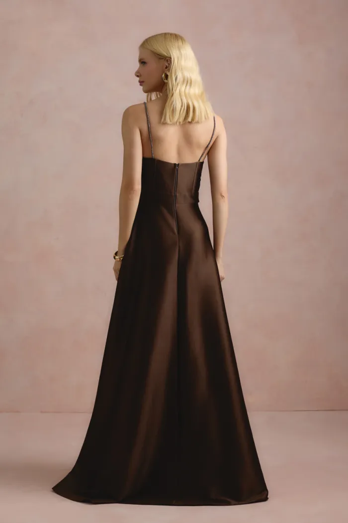 VESTIDO DE FESTA NORUEGA CREPE ACETINADO - MARROM