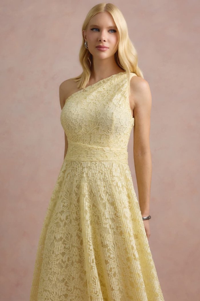 VESTIDO MARILYN RENDA UM OMBRO COM CAPA - AMARELO MANTEIGA