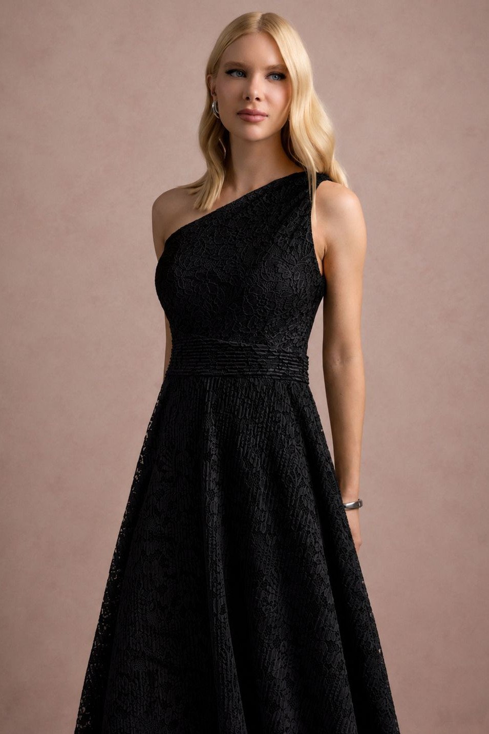 VESTIDO MARILYN RENDA UM OMBRO COM CAPA - PRETO
