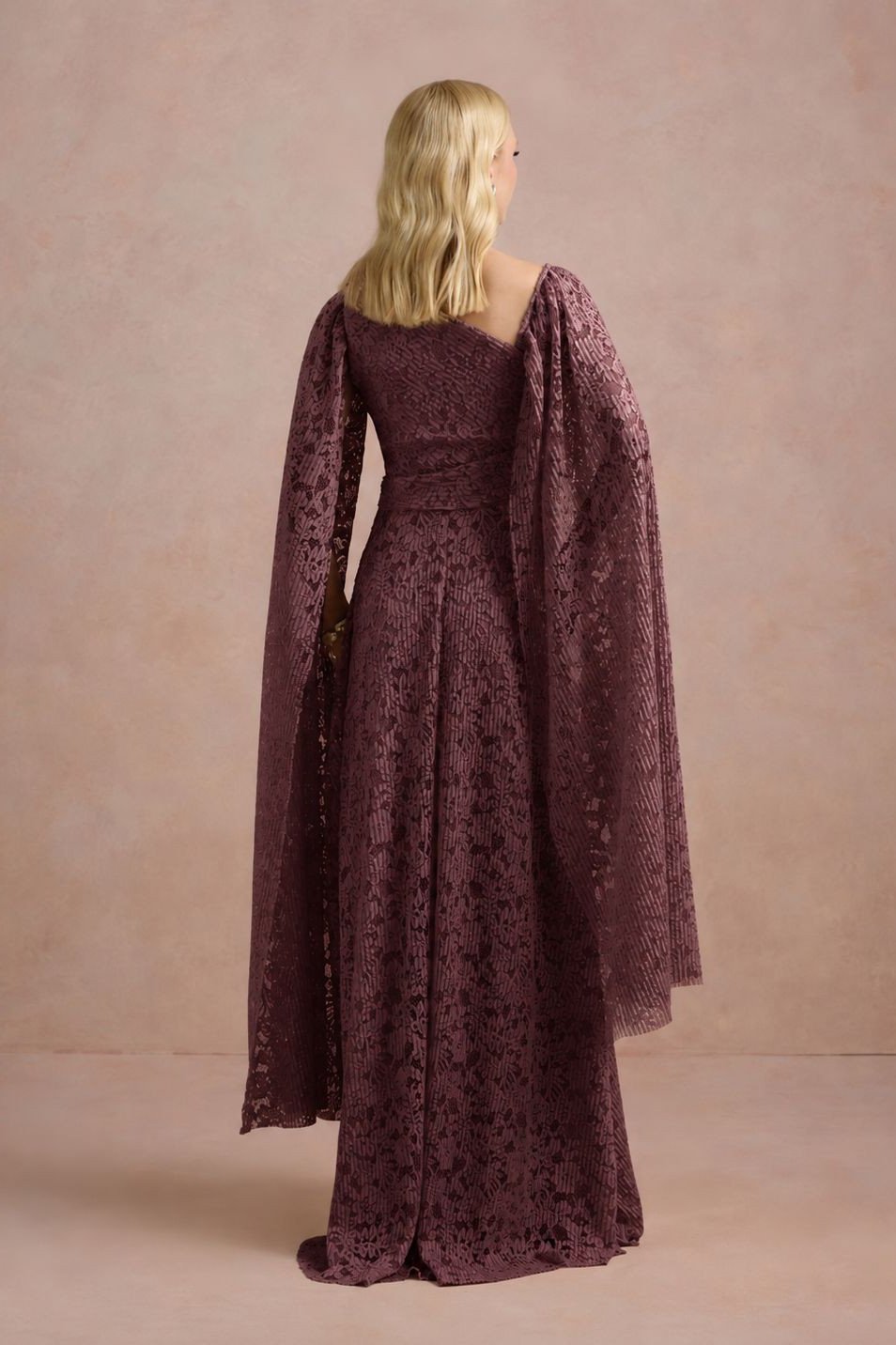 VESTIDO MARILYN RENDA UM OMBRO COM CAPA - MARROM