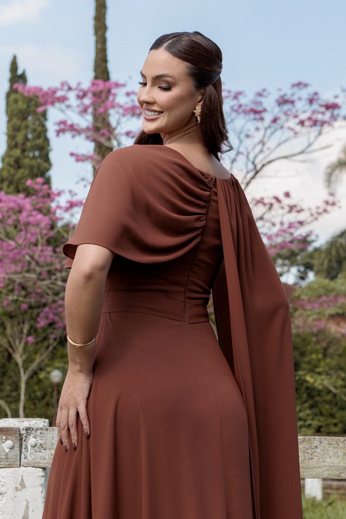 VESTIDO DE FESTA LONGO GARDEN DETALHE CAPA - MARROM
